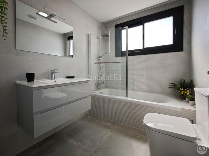 Foto 19e8c947-aeaf-4aae-bdb6-b4740c2f1045. Casa adossada amb calefacció aparcament piscina a Empuriabrava