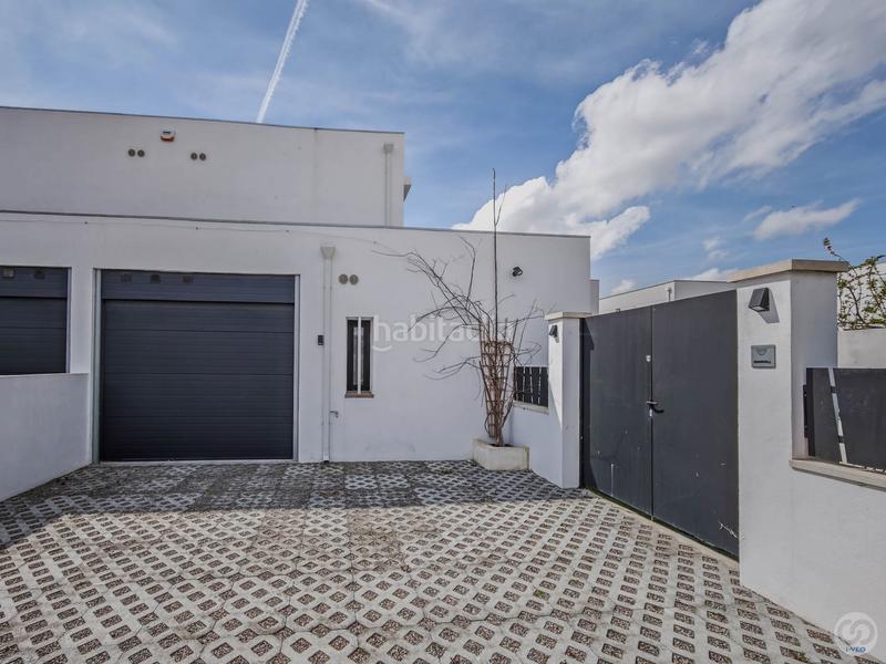 Foto b1aa2a4f-e1a5-4991-86e7-338571b05e84. Casa adossada amb calefacció aparcament piscina a Empuriabrava