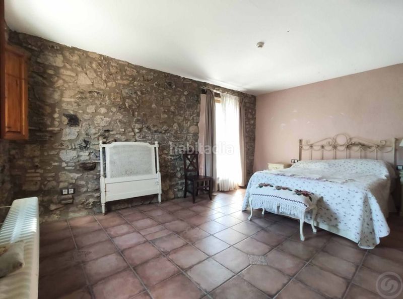Foto b8eeb6d6-4587-4759-b0e6-5e0a49e72f27. Casa amb calefacció aparcament a Vall de Bianya (La)