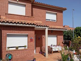 Casa a Hostalric. Casa adosada en venta en hostalric con jardín, patio trasero ide