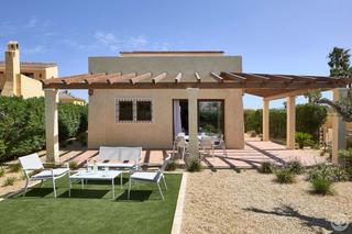 Casa en Desert Spring Golf. Ubicada en el sur de españa , esta villa de dos plantas cuenta c