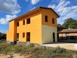 Casa a Serinyà. Despierta cada día en una casa de 236m diseñada con sostenibilid