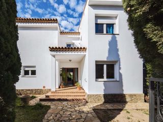 Casa a Els Grecs-Mas Oliva. Villa de lujo en roses con amplios espacios, jardín privado y ga