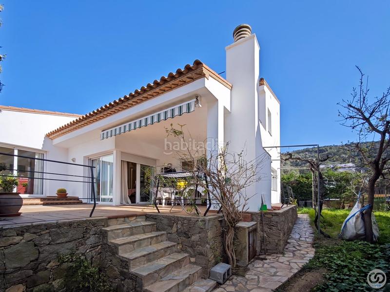 Foto 3705b6ec-bf33-42ed-b7ac-1c4709936cf1. Casa villa de lujo con amplios espacios, jardín privado y garaje para 2 coches. disfruta de vistas panorámicas, acabados de al en Roses