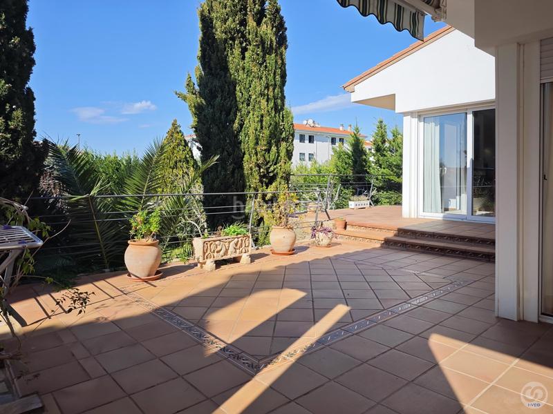 Foto 7172fe6c-fcfe-4f7a-bdbc-bea9074f4c16. Casa villa de lujo con amplios espacios, jardín privado y garaje para 2 coches. disfruta de vistas panorámicas, acabados de al en Roses