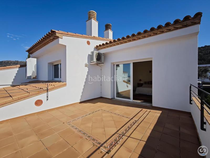 Foto bcd6a7e1-7417-4a22-bbc8-480059ce6cd5. Casa villa de lujo con amplios espacios, jardín privado y garaje para 2 coches. disfruta de vistas panorámicas, acabados de al en Roses