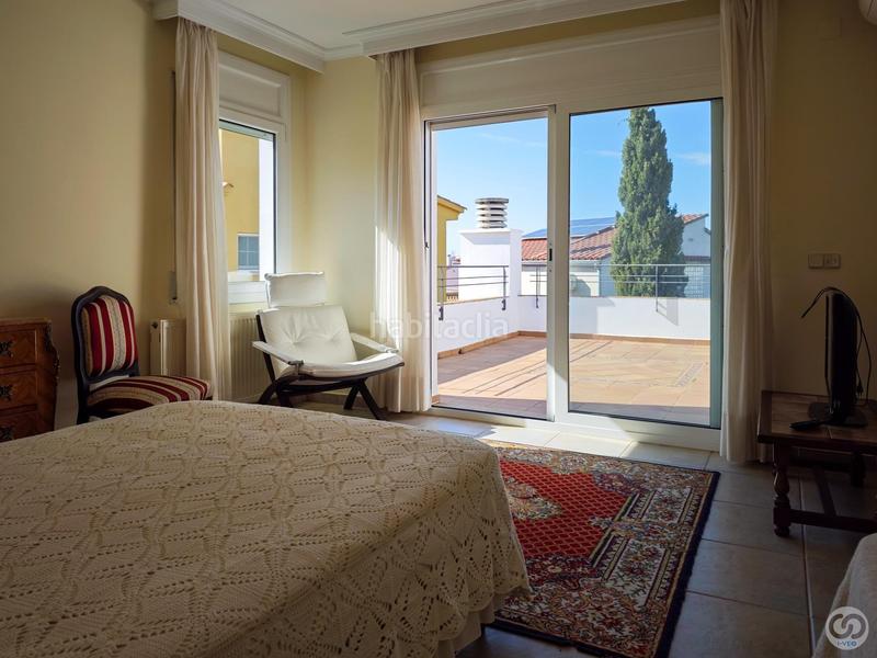 Foto c1ee0f6c-8eef-462d-8840-26b00c35b954. Casa villa de lujo con amplios espacios, jardín privado y garaje para 2 coches. disfruta de vistas panorámicas, acabados de al en Roses