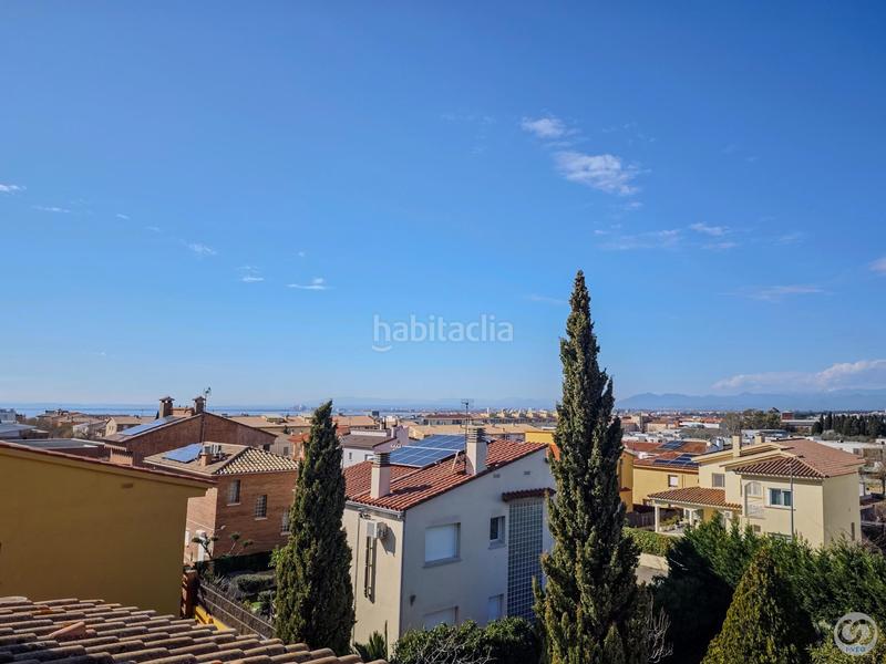 Foto e3fc6dcf-f36b-43cb-8df9-31a349bc0100. Casa villa de lujo con amplios espacios, jardín privado y garaje para 2 coches. disfruta de vistas panorámicas, acabados de al en Roses