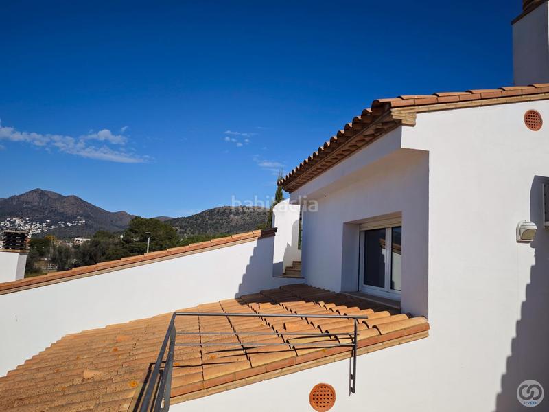 Foto eecf4fff-0482-4f5a-9aa0-e72eb5468ef4. Casa villa de lujo con amplios espacios, jardín privado y garaje para 2 coches. disfruta de vistas panorámicas, acabados de al en Roses