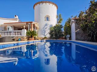 Casa a Cap Ras - Creus - Falconera. Casa independiente en empuriabrava, frente al canal y con amarre