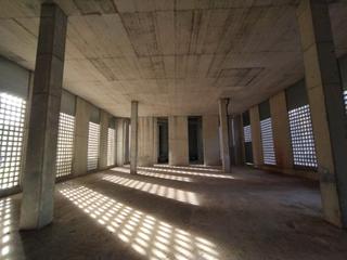 Local Comercial a Avinguda del vuit de mar 40. Local en venda a gav