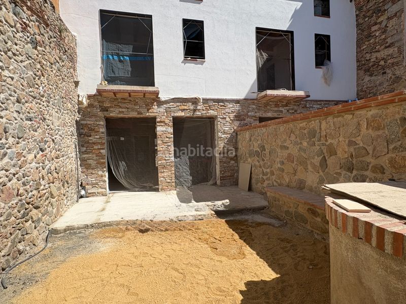 Foto 107e7c79-3ce9-47f6-8a12-260ac94e7225. Casa aparellada a carrer cervantes 1 a Poble Calonge