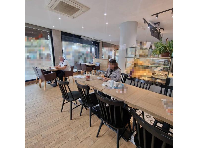 Foto b665a7b8-096e-4fdd-90ef-c8d6db156ed6. Pas-de-porte local commercial dans La Nova Esquerra de l´Eixample Barcelona