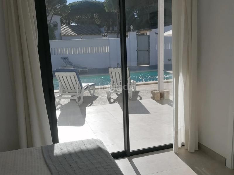 Foto d414e9a3-012e-4160-bd38-ae0fdd9908f0. Xalet amb aparcament piscina a La Barrosa Chiclana de la Frontera