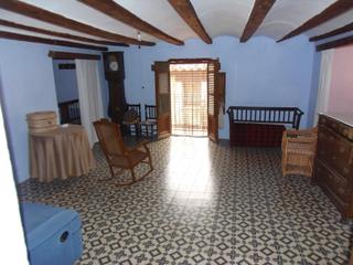 Casa en Mayor 3. Casa grande haciendo esquina en el centro del pueblo, con patio