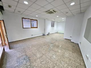 Lloguer Local Comercial a Calle compromiso de caspe 6. Se alquila local esquinero junto a calle san roque, muy cerca de