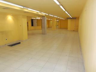 Lloguer Local Comercial a Avenida hermanos bou 5. Se alquila local muy céntrico, frente a plaza juez borrull. loca