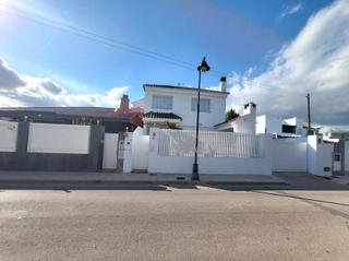 Xalet en Avenida pinos 2. Se vende propiedad consistente en 2 villas pareadas independient