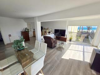 Pis  Avenida ferrandis salvador. Se vende apartamento en primera lnea de mar, frente a la playa