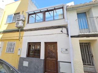 Casa in Calle pintor montoliu 48. Se vende casa a estrenar en zona tranquila de castellón, junto a