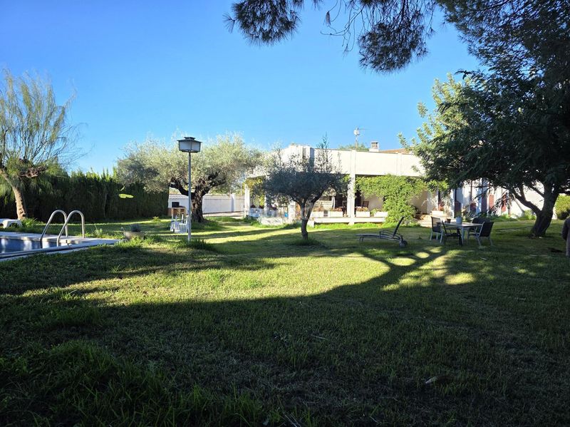 Foto 04e07c0d-d189-4f40-9187-fd4eb463ee49. Chalet en calle mistral de 47 se vende villa próxima al término municipal de benicàssim, muy cerca de la playa. la casa está sobre una parcela de 1.889 m2, de l en Castellón de la Plana
