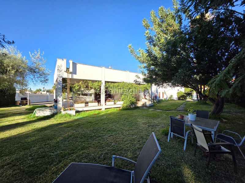 Foto 77063a78-80cc-4d72-abc5-9b592bbf77ed. Chalet en calle mistral de 47 se vende villa próxima al término municipal de benicàssim, muy cerca de la playa. la casa está sobre una parcela de 1.889 m2, de l en Castellón de la Plana