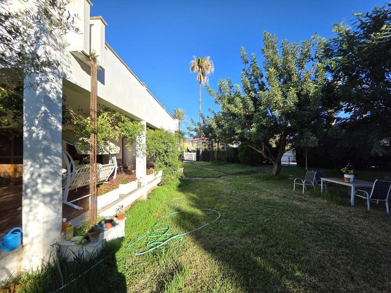 Foto a3f23e6a-2975-409b-a1d0-c032cb3379ae. Chalet en calle mistral de 47 se vende villa próxima al término municipal de benicàssim, muy cerca de la playa. la casa está sobre una parcela de 1.889 m2, de l en Castellón de la Plana