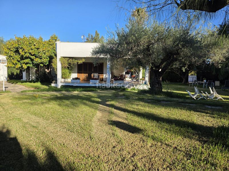 Foto bf37a58c-b1d4-4043-8a2c-7e04951e2ca1. Chalet en calle mistral de 47 se vende villa próxima al término municipal de benicàssim, muy cerca de la playa. la casa está sobre una parcela de 1.889 m2, de l en Castellón de la Plana
