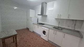 Rent House in Ollerías - San Cayetano. Bonita casa vacia de dos plantas zona san cayetano.