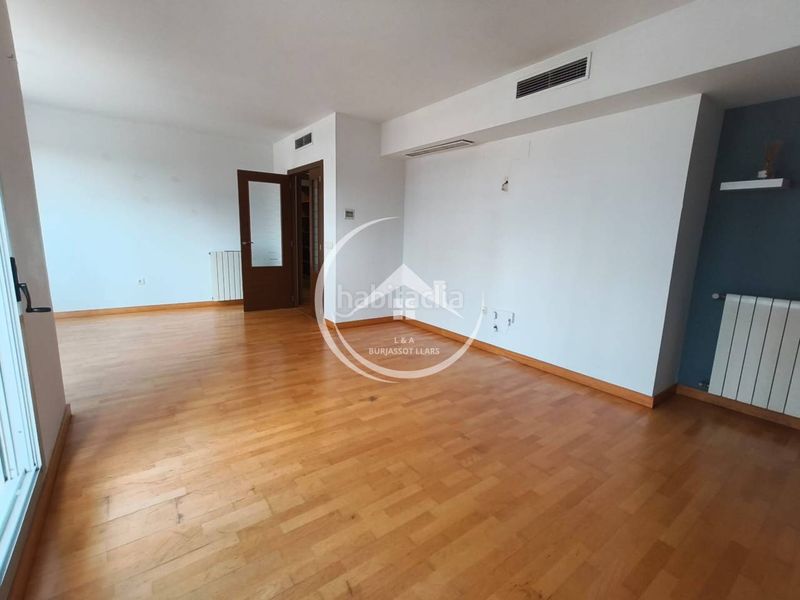 Foto e6b57247-e855-4b1a-b76a-eff2e5cb79ea. Pis amb calefacció aparcament a L´Eixereta Burjassot