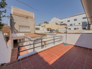 Erdgeschoss  Calle del concili egarenc. Una planta baja con entrada independiente. espacio, luz y calida
