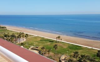 Apartament a Amplaries 41. Atico frente al mar con 3 dormitorios