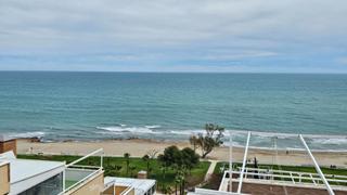 Apartament a Amplaries. Atico frente al mar con 3 dormitorios y terraza de 156m2