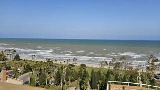 Apartament a Amplaries 27. Atico frente al mar con 3 dormitorios y terraza de 90m2