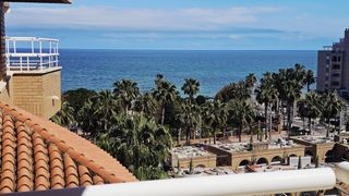 Apartament a Amplaries 1. Apartamento en primera línea de playa con terraza y vistas al ma