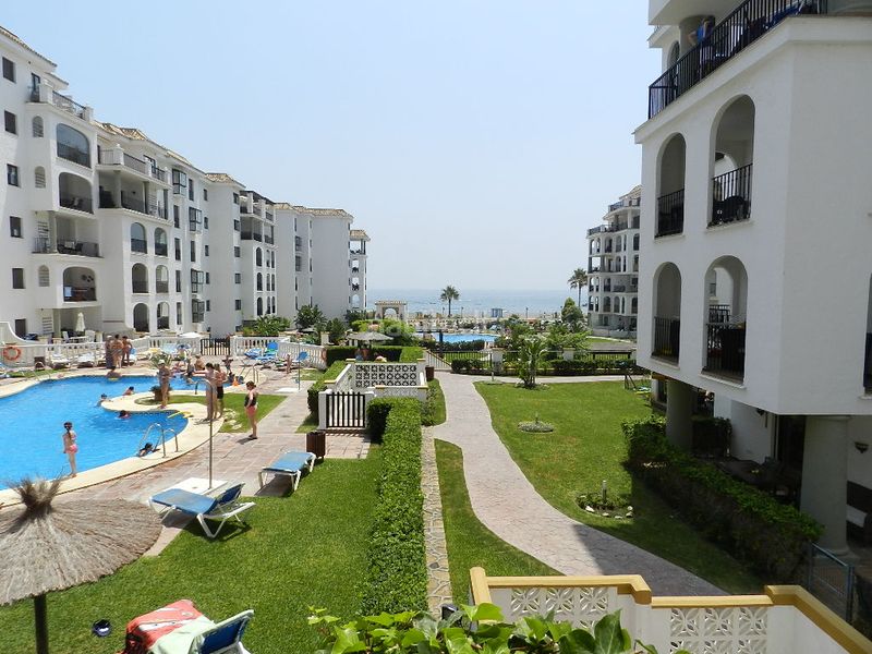 Foto 150ed7bf-3777-40d7-a186-d6f12af542bc. Apartament amb aparcament piscina a Puerto de la Duquesa Manilva