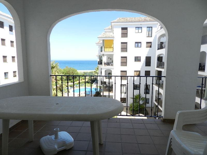 Foto 9ad868a0-78fb-414c-8247-cd8991378f36. Apartament amb aparcament piscina a Puerto de la Duquesa Manilva