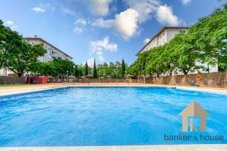 Pis a Serraparera. Piso reformado de 4 habitaciones con piscina comunitaria en el c