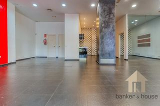 Local Comercial en Canaletes, de 23. Local comercial en av. canaletes 111 m2