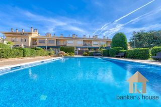 Appartement à Can Serra. Casa con piscina en el centro.
