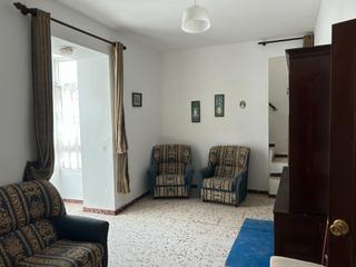 Casa a Plaza la paz 3. Se vende casa de 110 m2 en el casco antiguo de tarifa con terraz