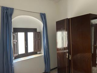 Casa a Plaza la paz 3. Se vende casa de 110 m2 en el casco antiguo de tarifa con terraz