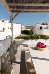 House in Calle melo 8. Encanto mediterráneo con terraza privada en el corazón del casco