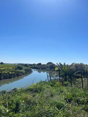 Fondo rustico in Tarifa Ciudad. Finca rústica con casa junto al río y playa de los lances en tar