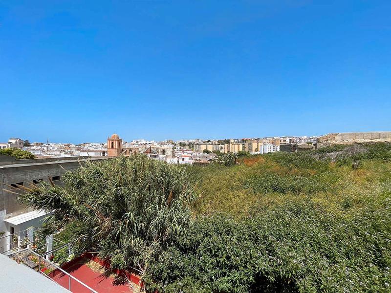 Foto c7d3a022-6225-4152-b05d-ff27825619d7. Apartamento se vende casa en el casco antiguo con pequeño patio en Tarifa