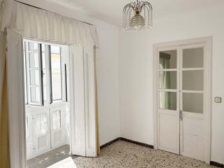 Pis  Calle colón. Se vende casa  en el casco antiguo de tarifa de 84 m2