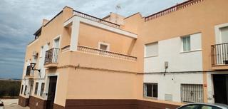 Casa adossada a Santaella. Casa con terraza en santaella