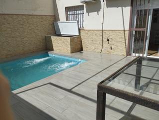 Maison jumelée à Carlota (La). Casa con piscina en aldea quintana, la carlota