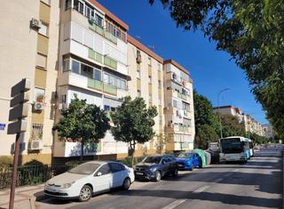 Piso en Calle jándula 2. Piso en venta en frente a estadio de fútbol la rosaleda málaga,