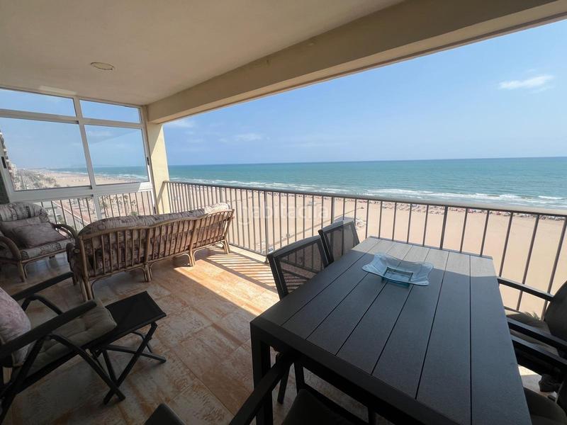 Foto 92f5319c-790b-4e19-b3d6-3769d205d96e. Alquiler apartamento exclusivo apartamento en primera línea de playa con vistas al mar. en Gandia